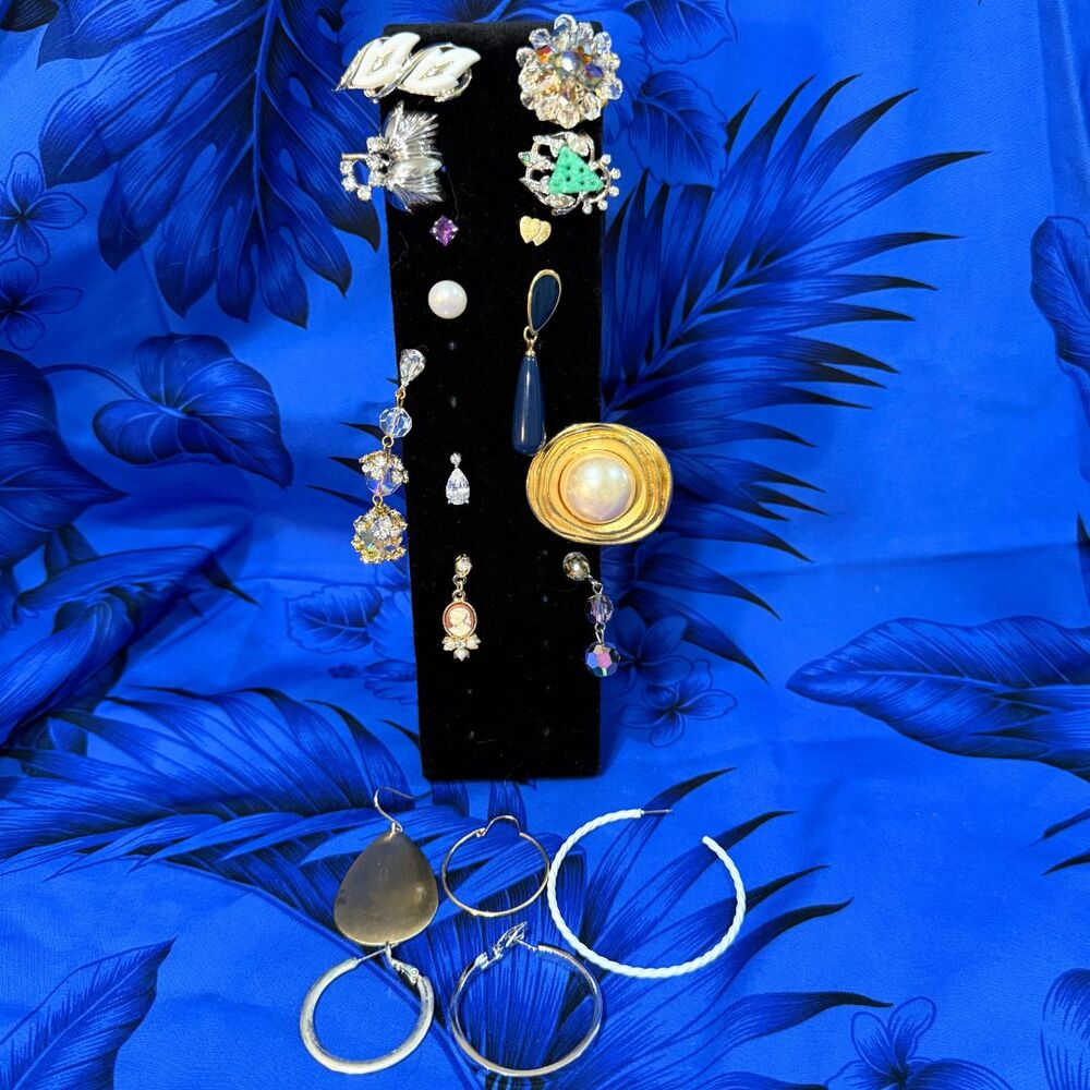 Mix Lot Vintage Jewelry Single Earrings 18 Pcs No Pairs Some Signed Coro Tara
